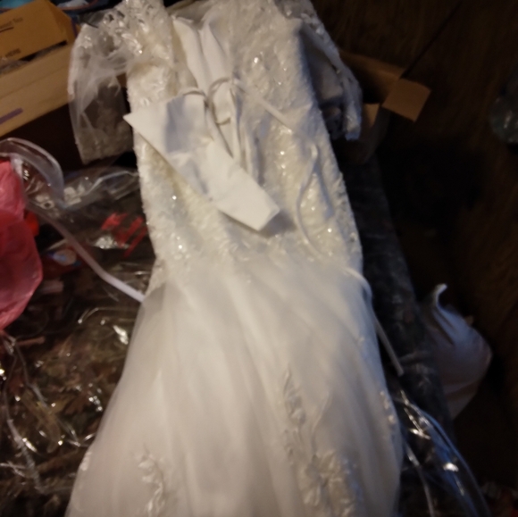 It's not for me It's a wedding dress and I don't need it - Picture 2 of 3